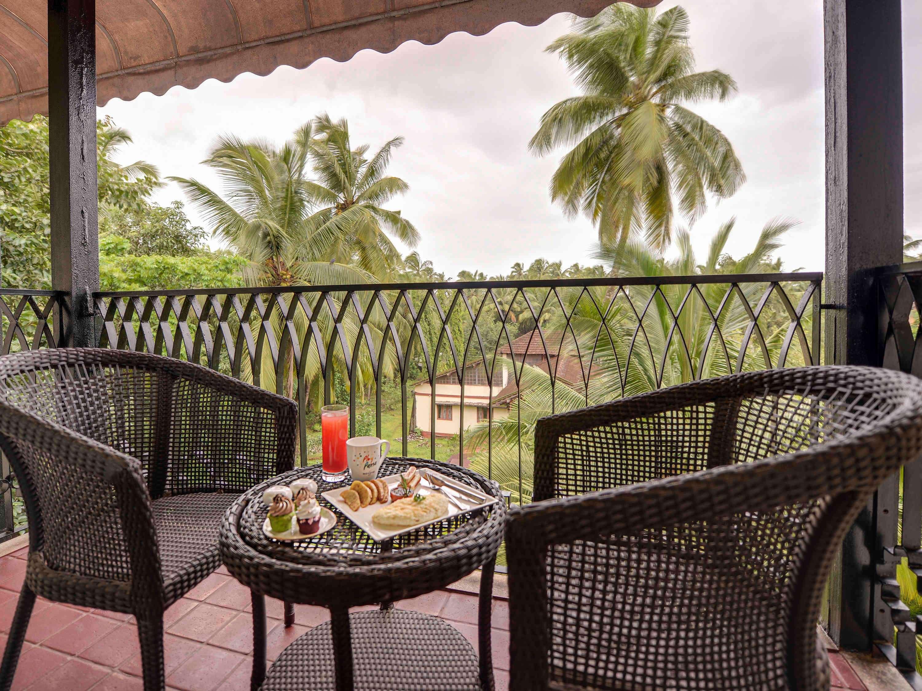 Novotel Goa Resort & Spa Candolim Eksteriør billede A balcony at the hotel