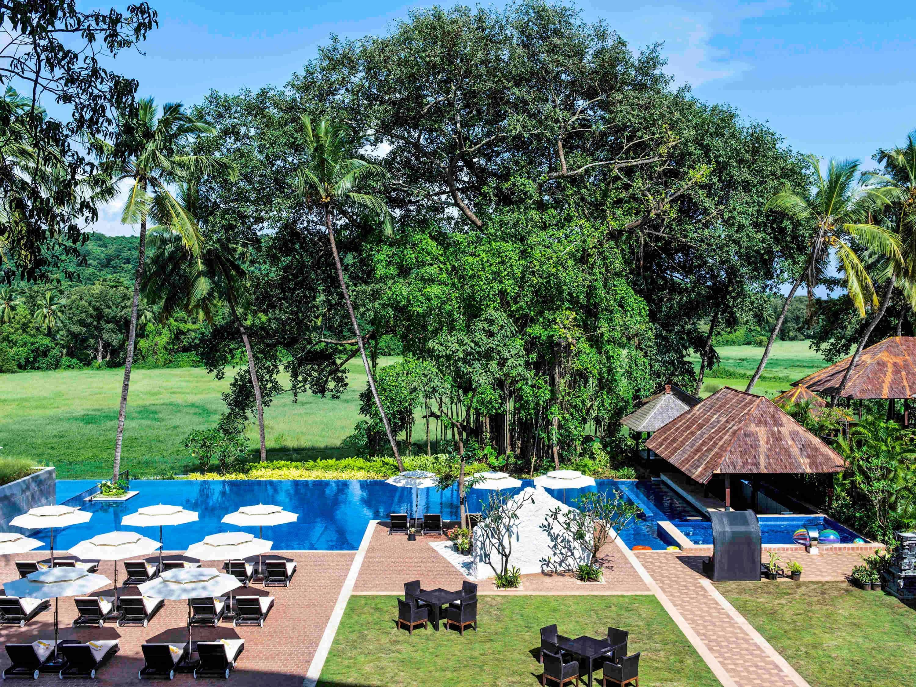 Novotel Goa Resort & Spa Candolim Eksteriør billede The pool at the Royal Golf and Country Club