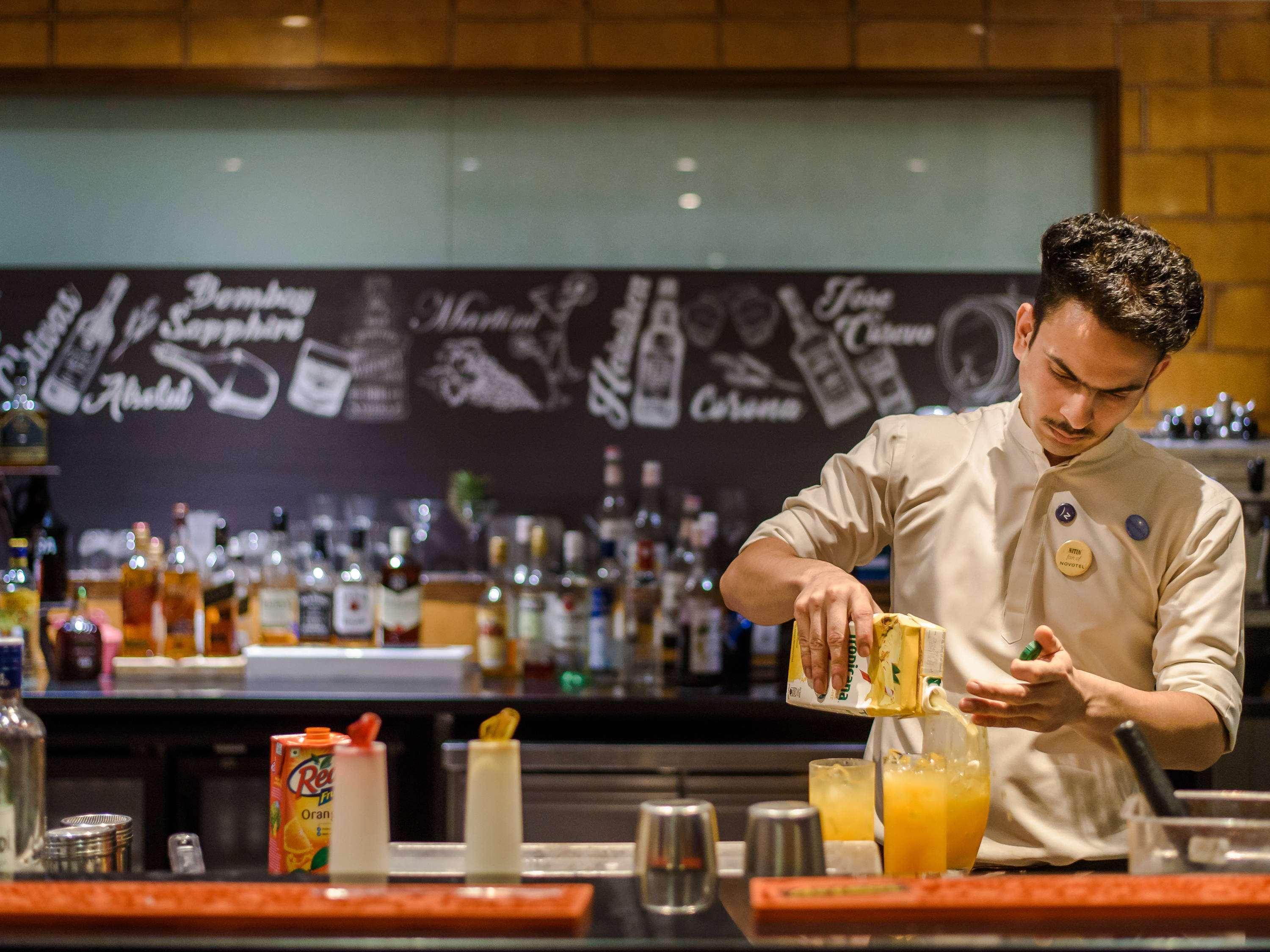 Novotel Goa Resort & Spa Candolim Eksteriør billede A bartender at work