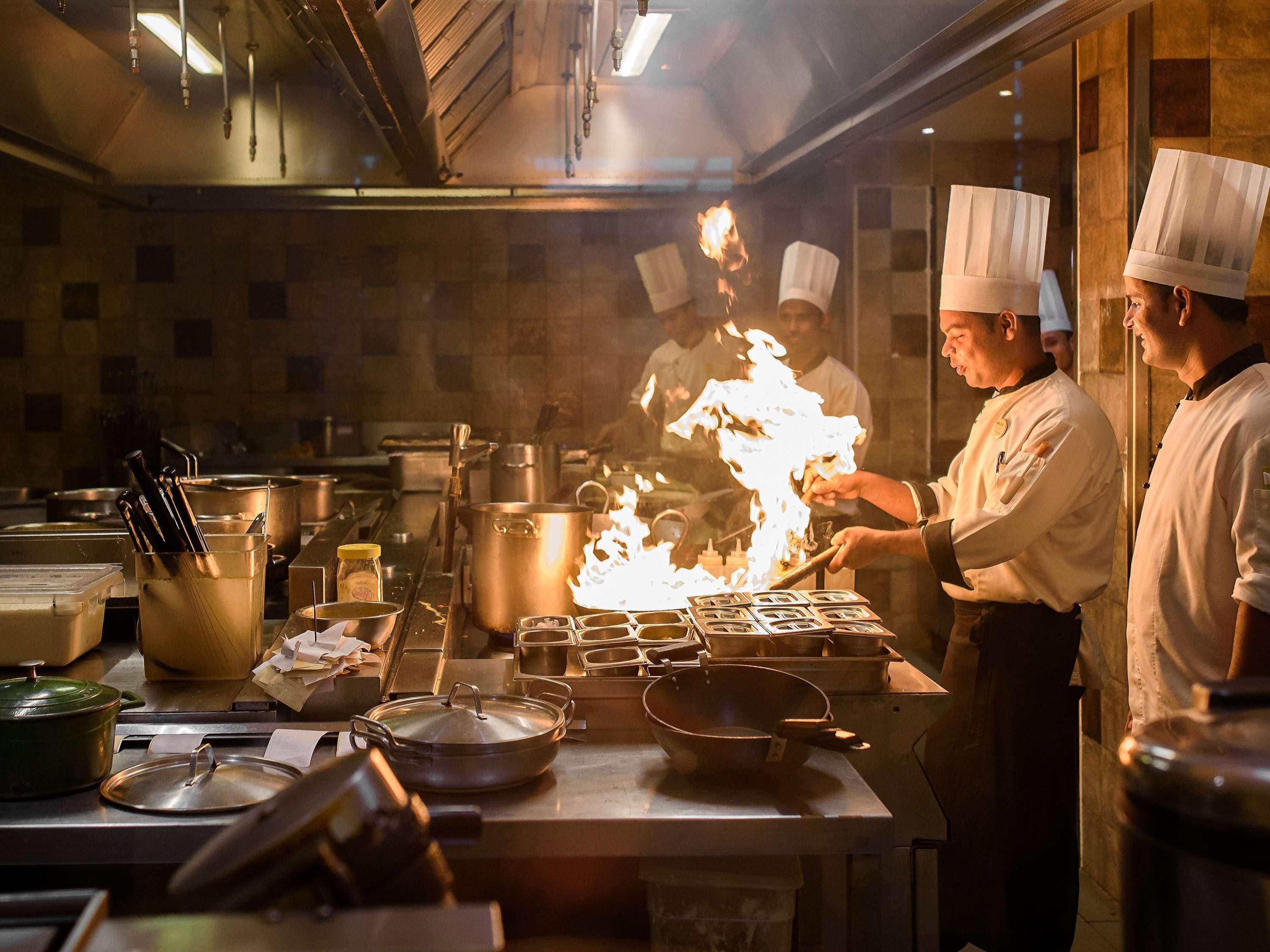 Novotel Goa Resort & Spa Candolim Eksteriør billede A kitchen in action