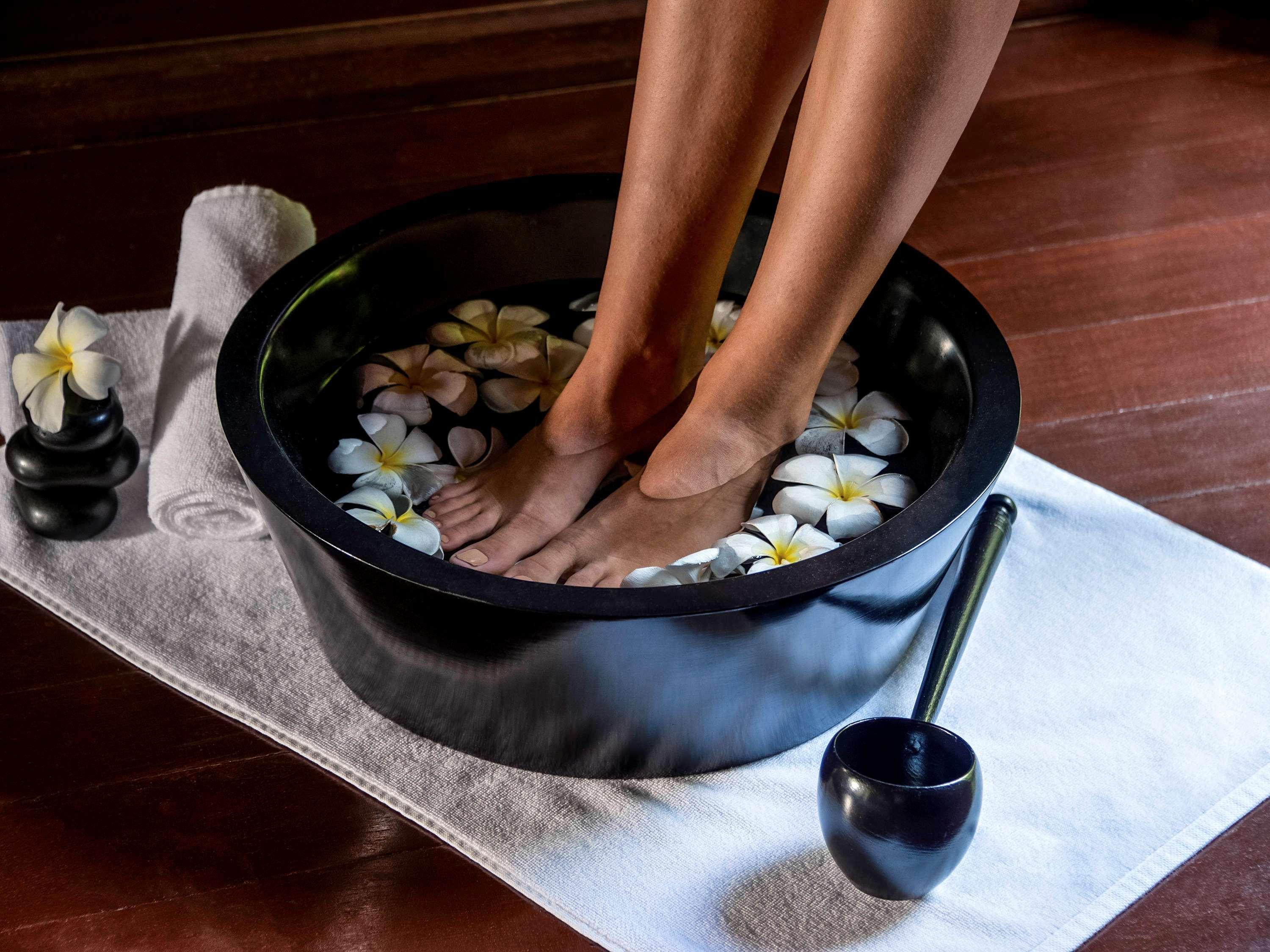 Novotel Goa Resort & Spa Candolim Eksteriør billede A foot bath