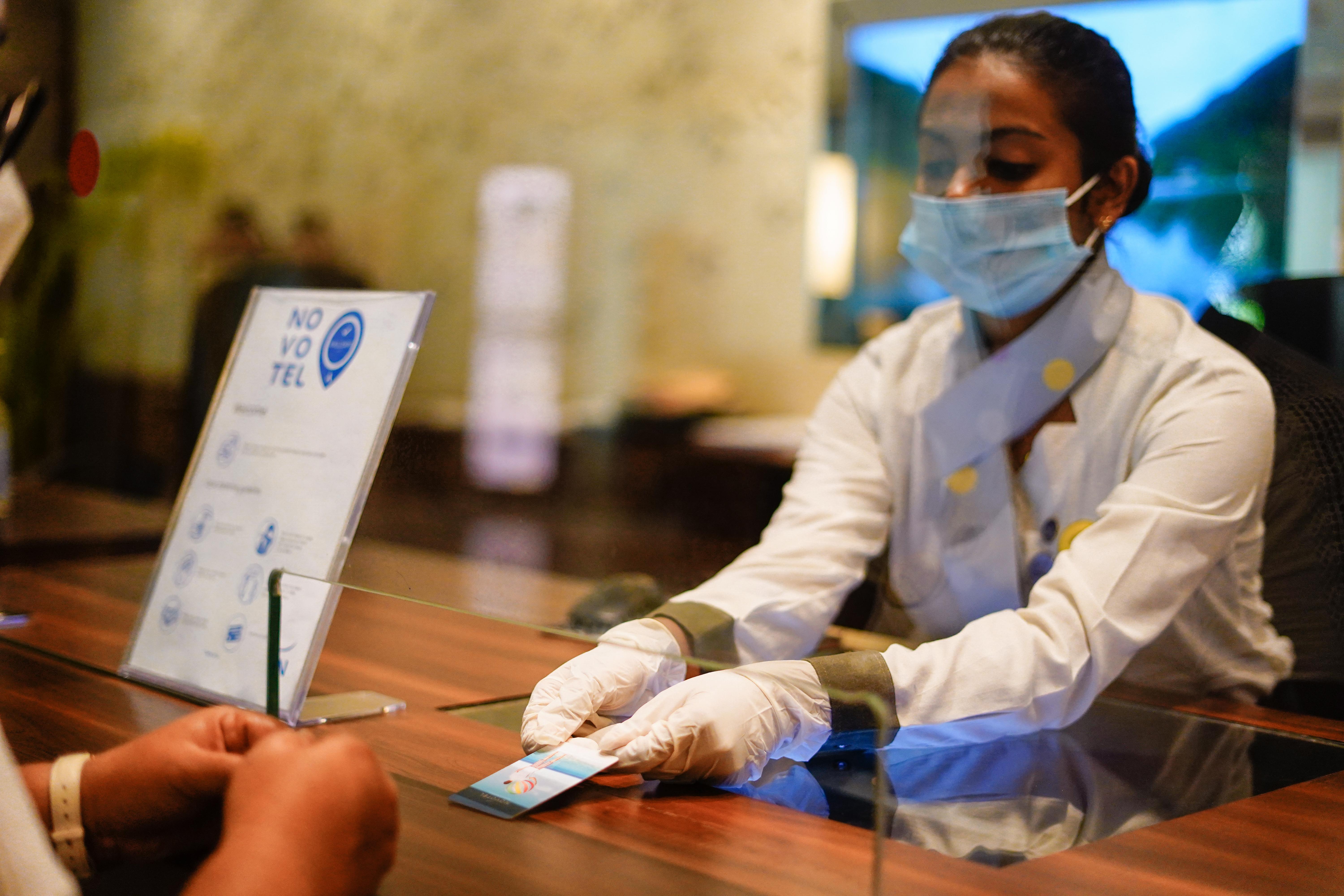 Novotel Goa Resort & Spa Candolim Eksteriør billede A hotel employee wearing a face mask and gloves